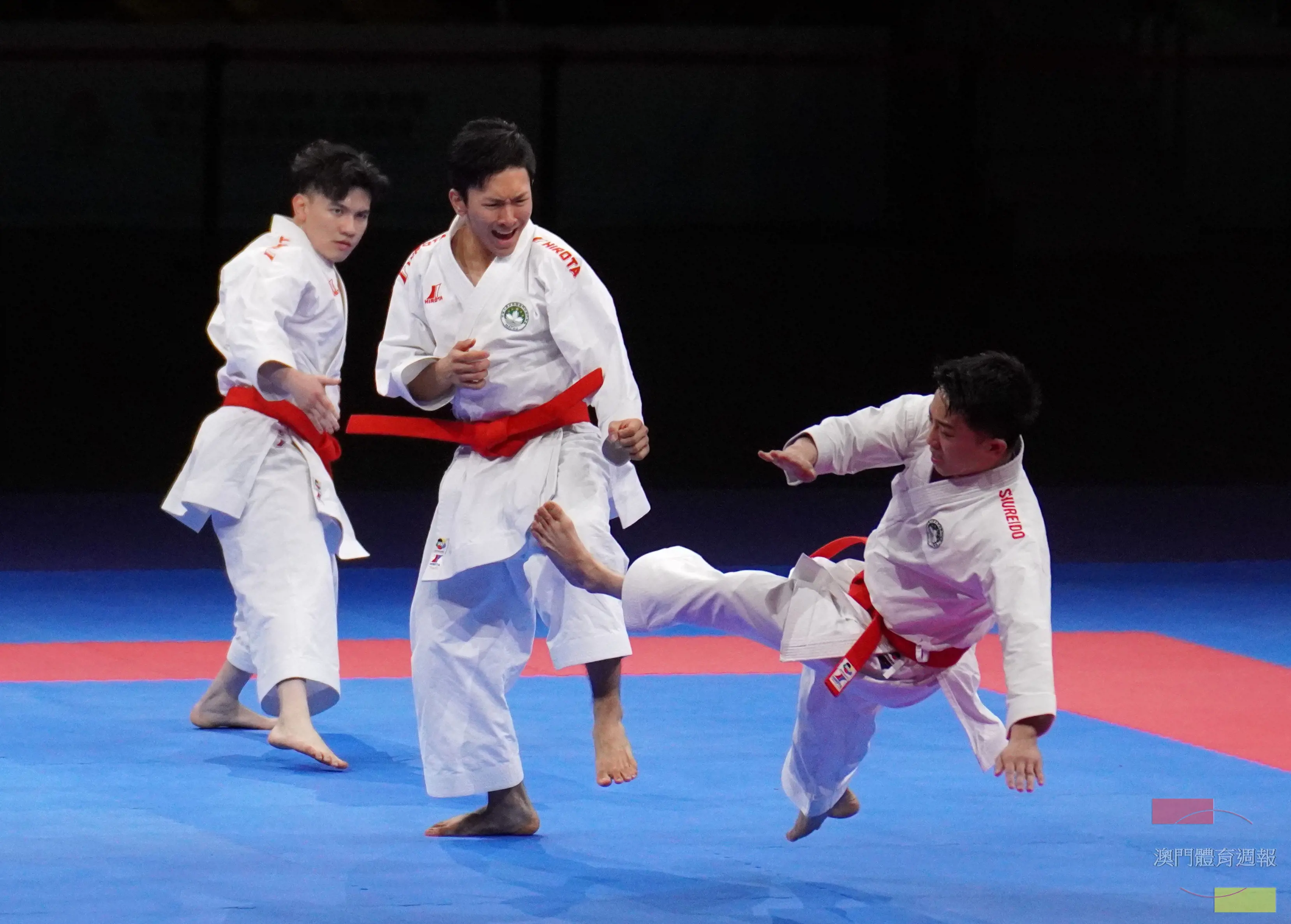A2 男子團體型澳A隊郊鄭沘珞(中) 與隊友演示中.JPG